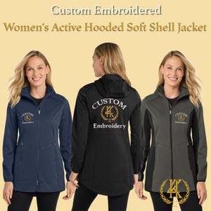 Puede incluir: Tres chaquetas softshell con capucha activa en azul marino, negro y gris. Cada chaqueta tiene cremallera frontal, capucha y bordado personalizado. Las chaquetas están diseñadas para ropa activa y se muestran en modelos.