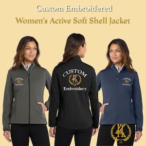 Può includere: Tre giacche softshell attive in grigio, nero e blu navy. Ogni giacca ha un logo ricamato personalizzato sul petto e sulla schiena. Le giacche hanno una cerniera completa e tasche. Il testo in alto dice "Custom Embroidered Women's Active Soft Shell Jacket."