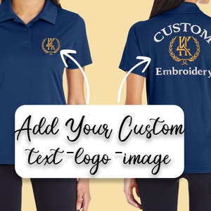 以下が含まれることがあります： 胸と背中に金色の刺繍ロゴが入ったネイビーブルーのポロシャツ。シャツの背面にはロゴの上に「CUSTOM」、下に「Embroidery」の文字があります。画像には「Add Your Custom text-logo-image」というテキストも含まれています。
