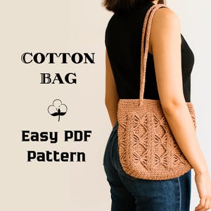 Pode incluir: Uma bolsa de algodão de crochê cor de pêssego com um padrão geométrico. A bolsa tem formato retangular com uma alça. O texto "COTTON BAG" e "Easy PDF Pattern" são visíveis. A bolsa está sendo carregada.