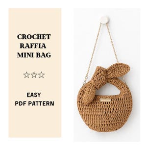 Può includere: Una mini borsa in rafia all'uncinetto marrone chiaro, con un manico annodato e una tracolla a catena dorata. La borsa ha un piccolo accento rettangolare dorato. Il testo a sinistra recita "CROCHET RAFFIA MINI BAG" e "EASY PDF PATTERN".