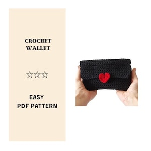 Könnte beinhalten: Schwarze gehäkelte Geldbörse mit rotem Herz. Die Geldbörse wird in zwei Händen gehalten. Auf der linken Seite steht "CROCHET WALLET", drei Sterne und "EASY PDF PATTERN". Weißer Hintergrund.