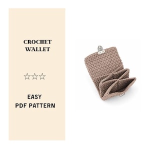 Peut inclure: Un portefeuille crocheté beige clair, ouvert pour révéler plusieurs compartiments. Le portefeuille est doté d'une fermeture à fermoir métallique. Le texte sur le côté gauche indique "CROCHET WALLET", "EASY PDF PATTERN" et trois étoiles.