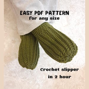 Puede incluir: Zapatillas de ganchillo verde oliva. Las zapatillas son acanaladas y parecen hechas a mano. El texto de la imagen dice "EASY PDF PATTERN for any size" y "Crochet slipper in 2 hour".