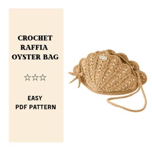 Könnte beinhalten: Eine gehäkelte Austerntasche aus Bast in hellem Braun, mit Muscheldesign. Die Tasche hat einen langen Riemen und ist mit kleinen, weißen Perlen verziert. Der Text links lautet "CROCHET RAFFIA OYSTER BAG" und "EASY PDF PATTERN".