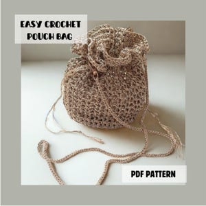 Pode incluir: Uma bolsa de crochê em marrom claro, com fecho de cordão e uma alça longa. A bolsa é feita à mão com um padrão de ponto texturizado. O texto na imagem diz "EASY CROCHET POUCH BAG" e "PDF PATTERN".