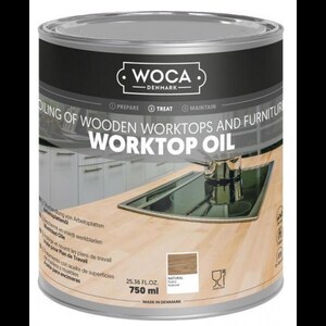 Könnte beinhalten: Metallkanister mit WOCA Worktop Oil, hauptsächlich silberfarben mit einem schwarzen Band. Auf dem Etikett steht "Ölen von Holzarbeitsplatten und Möbeln" und "Worktop Oil". Der Kanister enthält 750 ml Öl. Hergestellt in Dänemark.