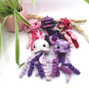 Mit Lavendel gefüllter Quallen-Schlüsselanhänger | Amigurumi Quallen Schlüsselanhänger | Entspannungshilfe | Emotionale Unterstützung