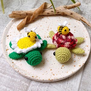 Crochet flower shell turtle | Adorable turtle plushie | Rose and Daisy flower turtle | Bee on Flower Turtle | Personalisable crochet gift