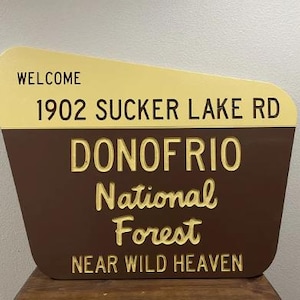 Letrero personalizado de cabaña en el bosque nacional
