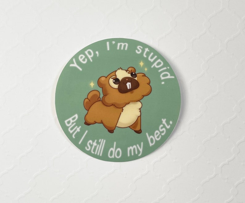Puede incluir: Una pegatina redonda con un castor de dibujos animados marr&oacute;n y beige, con un diente blanco. El texto dice: "Yep, I'm stupid. But I still do my best." sobre un fondo verde claro.
