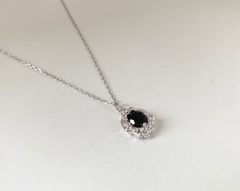Collar con colgante negro de cadena de plata delicada / collar de piedras preciosas de cadena larga de plata minimalista / collar de encanto de circonita negra / regalo para ella
