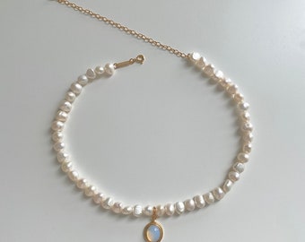 Colgante de piedra lunar collar de perlas de agua dulce / collar de perlas con cuentas barrocas delicadas / collar de perlas de piedra lunar de oro vermeil / regalo para ella