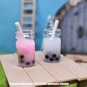 2 Stück Mini Bubble Tea Becher in 1/12 als Zubehör für Wichtel oder Puppenhaus, Puppenstube, Puppenzubehör, kleine Wichtel und Puppen aus DE