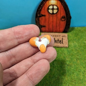 Offenes kaputtes Ei als Wichtelstreich für Wichtel oder Puppenhaus, Puppenstube, Puppenzubehör aus DE