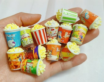2 Stück Mini Popcorn Becher in 1/12 als Zubehör für Wichtel oder Puppenhaus, Puppenstube, Puppenzubehör, kleine Wichtel oder Puppen aus DE