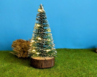Beleuchteter Weihnachtsbaum inkl. warmweißer LED Lichterkette als Zubehör für Wichtel oder Puppenhaus, Puppenstube, Puppenzubehör, Wichtel