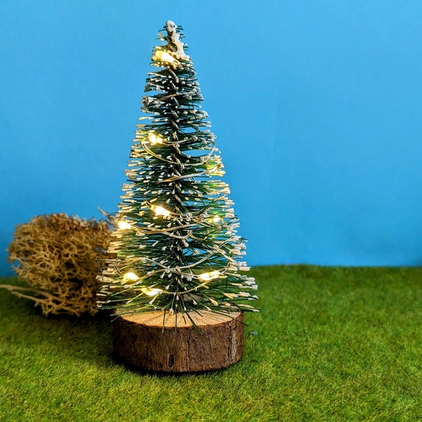Beleuchteter Weihnachtsbaum inkl. warmweißer LED Lichterkette als Zubehör für Wichtel oder Puppenhaus, Puppenstube, Puppenzubehör, Wichtel
