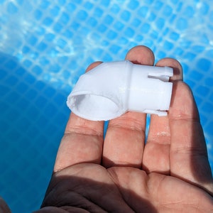 Könnte beinhalten: Weißer Pool-Rücklauf-Fittings aus Kunststoff mit einem 90-Grad-Winkel.