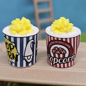 2 Stück Mini Popcorn Becher in 1/12 als Zubehör für Wichtel oder Puppenhaus, Puppenstube, Puppenzubehör, kleine Wichtel oder Puppen aus DE