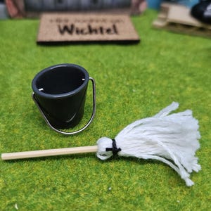 Mini zestaw Gnome Miracle Mop - wiadro i miotła do domku dla lalek i pokoju gnomów - urocze akcesoria dla małych diabłów do sprzątania, mop do mopa