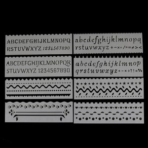 Peut inclure: Une feuille de pochoir en plastique blanc avec plusieurs rangées de lettres, de chiffres et de symboles. La rangée supérieure comprend l'alphabet en majuscules, la deuxième rangée comprend l'alphabet en minuscules, la troisième rangée comprend les chiffres et la quatrième rangée comprend les symboles. La feuille de pochoir est conçue pour l'artisanat et la décoration.