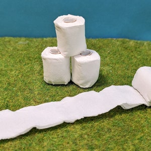 4 Stück Mini Klopapier Rollen als Wichtelzubehör für Wichtelstreiche, Toilettenpapier für Puppenhaus oder Wichteleinzug aus DE