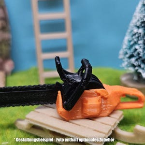 Mini Motorsäge Kettensäge in 1/12 als Zubehör für Wichtel oder Puppenhaus, Puppenstube, Wichtel Puppen Gartenzubehör usw. aus DE