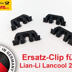 Könnte beinhalten: Vier schwarze Kunststoffclips für ein Lian-Li Lancool 216 Computergehäuse. Die Clips sind dazu bestimmt, Kabel zu fixieren. Der Text "Ersatz-Clip für Lian-Li Lancool 216" ist im Bild sichtbar.