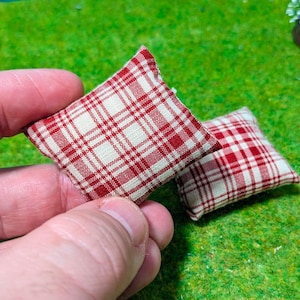Mini Kissen in 1/12 als Zubehör für Wichtel oder Puppenhaus, Puppenstube, Puppenzubehör, Wichtel Puppen Einrichtung usw. aus DE
