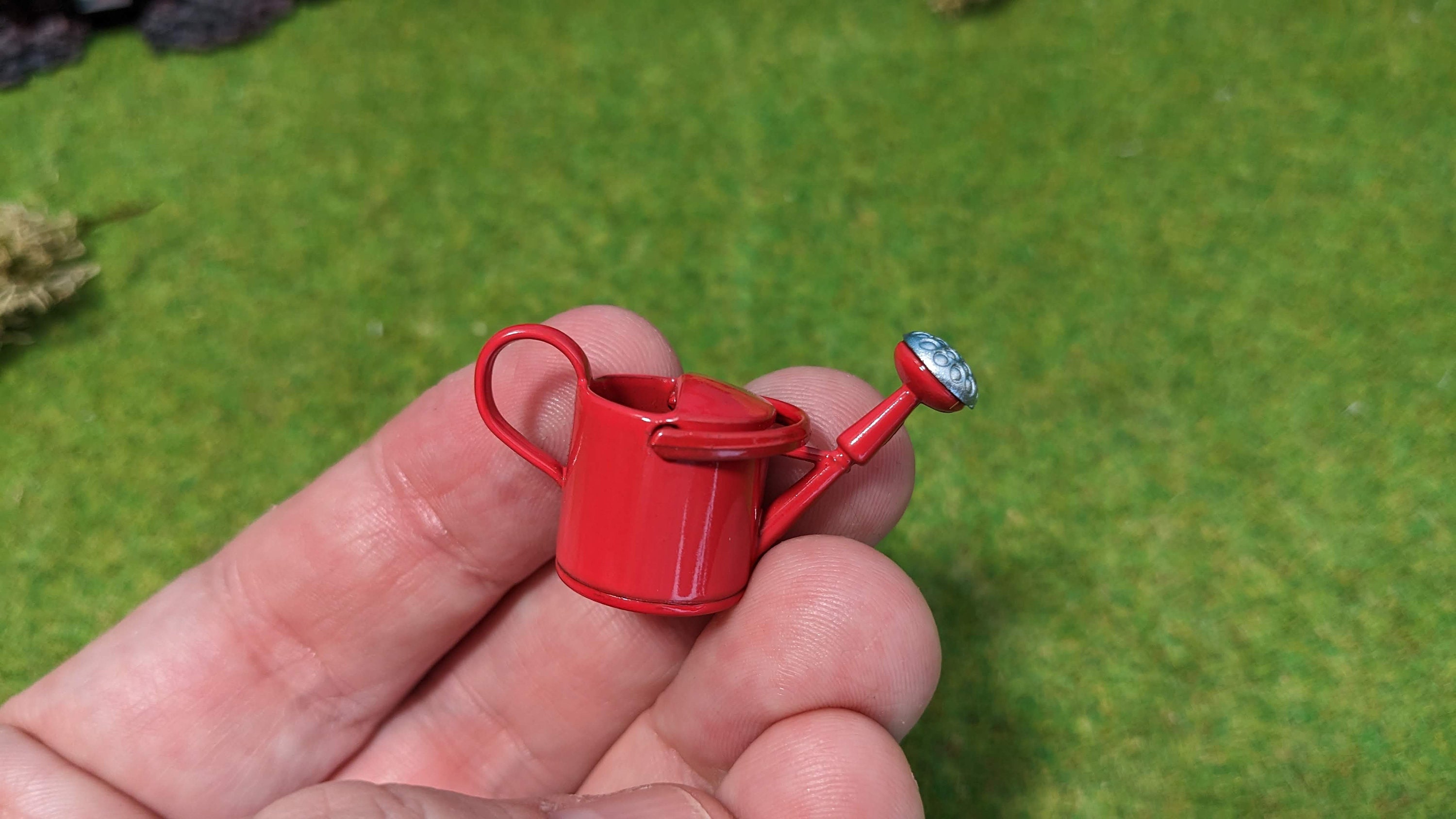 Rote Mini-Gießkanne aus Metall – Perfektes Zubehör für Wichtel und Puppenhaus – Weihnachtsdeko, Wichtelzubehör