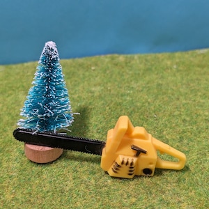 Christmas tree including mini chainsaw as an accessory for gnomes or dollhouse, dollhouse, doll accessories, gnome dolls garden accessories from Germany