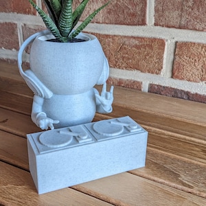 Divertida maceta &quot;DJ-Plant&quot; de Harry Plant, con aspecto de disc jockey - Fabricada en Alemania