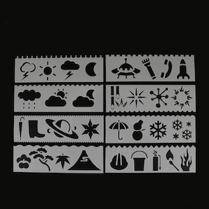 Könnte beinhalten: Ein Set mit 20 Kunststoff-Schablonen mit verschiedenen Designs, darunter Wetter, Weltraum, Natur und Feiertagsmotive. Die Schablonen sind weiß und haben einen gewellten Rand.