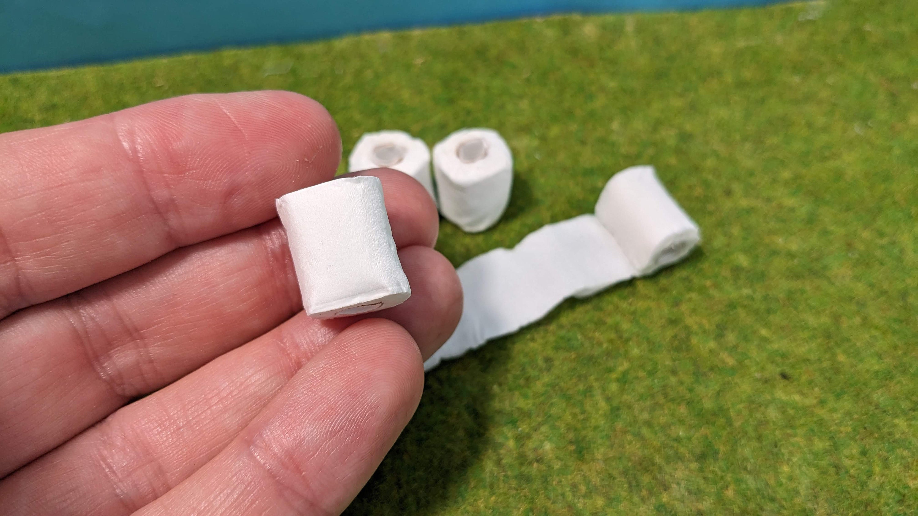 AKSXU Set di 14 accessori da bagno in miniatura per porta del gnomo, decorazione natalizia, con mini slippers, dentifricio, spazzolino da denti