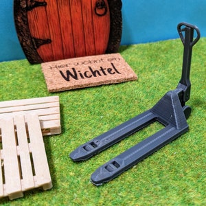 Hubwagen + 2 Stück Mini Paletten für Wichtel, Wichtelstreiche oder Puppenhaus