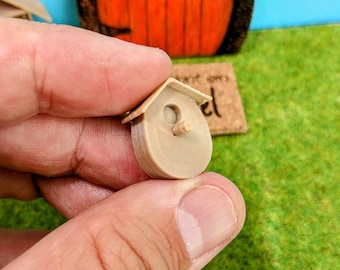 Mały, uroczy domek dla ptaków dla krasnali, do robienia psikusów lub jako domek dla lalek