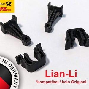 Könnte beinhalten: Vier schwarze Kunststoff-Clips und -Halterungen, kompatibel mit Lian-Li. Das Bild enthält den Text "Lian-Li" und "Made in Germany". Die Logos von DHL und Deutsche Post sind links oben sichtbar.