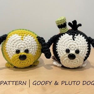 Può includere: Due giocattoli di peluche all'uncinetto, uno giallo e verde con una faccia bianca e orecchie nere, e uno bianco con orecchie nere e un cappello verde. I giocattoli sono etichettati "PATTERN | GOOFY & PLUTO DOG".