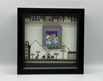Encadré Nintendo Super Mario Land (Gameboy) avec arrière-plan personnalisé (lueur dans le noir), art de jeu rétro monté