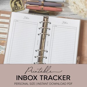Könnte beinhalten: Ein druckbarer Posteingangstracker für einen persönlichen Planer. Der Tracker hat zwei Seiten mit dem Wort "Inbox" oben auf jeder Seite. Die Seiten sind liniert und haben eine Spalte für Daten.