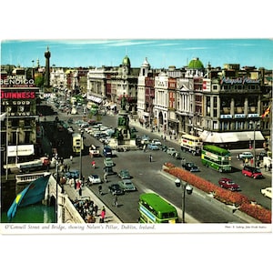 Op de afbeelding: Een witte keramische mok met een zwart handvat en de tekst "But First, Coffee" in een zwarte, vette letter. De mok staat op een wit oppervlak. De mok is 10 cm hoog.