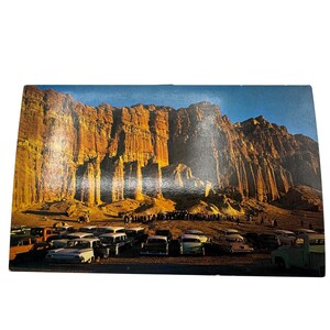 Carte postale vintage colorée avec des voitures et un paysage pittoresque du Red Rock Canyon