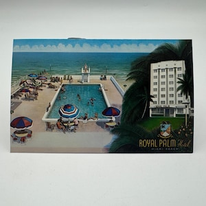 Postal antigua sin usar del Royal Palm Hotel Miami Beach con escena de piscina frente al mar