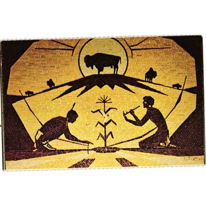 Könnte beinhalten: Ein Mosaik-Kunstwerk mit indianischem Thema. Das Bild zeigt zwei Figuren, Bisons und eine stilisierte Pflanze vor einem gelb-braunen Hintergrund. Das Kunstwerk ist mit einem dekorativen Rand versehen.
