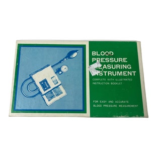 Puede incluir: Una caja verde y blanca con un instrumento de medición de la presión arterial. La caja tiene el texto "BLOOD PRESSURE MEASURING STRUMENT" y "COMPLETE WITH ILLUSTRATED INSTRUCTION BOOKLET". La caja también tiene el texto "FOR EASY AND ACCURATE BLOOD PRESSURE MEASUREMENT".