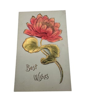 Postal antigua en relieve con diseño de flores rojas y doradas. Mis mejores deseos