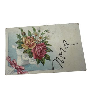 Postal vintage de 1908 con diseño de ramo de flores y lazo rosa