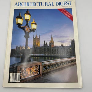 Może przedstawiać: Okładka magazynu Architectural Digest ze stycznia 1995 roku przedstawia nocny widok na budynek Parlamentu w Londynie. Ozdobna latarnia uliczna znajduje się na pierwszym planie. Okładka zawiera tekst "Special Issue England!"