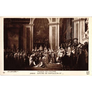 Könnte beinhalten: Sepiafarbene Postkarte mit einem historischen Gemälde einer Krönungszeremonie. Das Kunstwerk mit dem Titel "Sacre de Napoléon 1er" zeigt eine überfüllte Szene in einer großen Halle mit Figuren in historischer Kleidung. Text: "Musée du Louvre" und "David."
